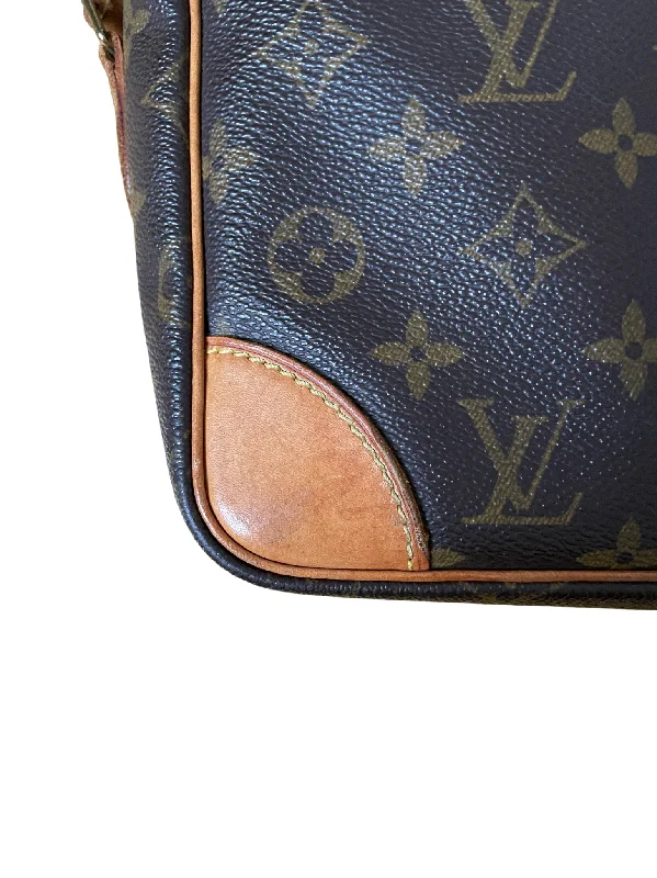 Louis Vuitton bags with a magnetic snap closure for easy accessLouis Vuitton Trocadero 30 Monogram