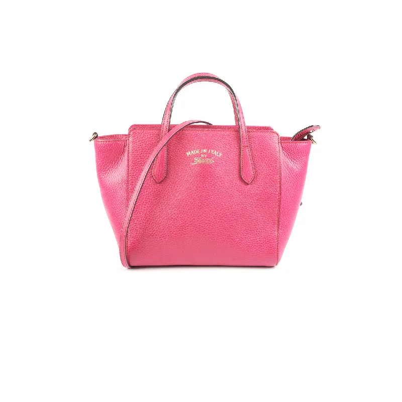 Women Gucci tote bags in GG Supreme canvas for a branded feelGucci Swing Pink