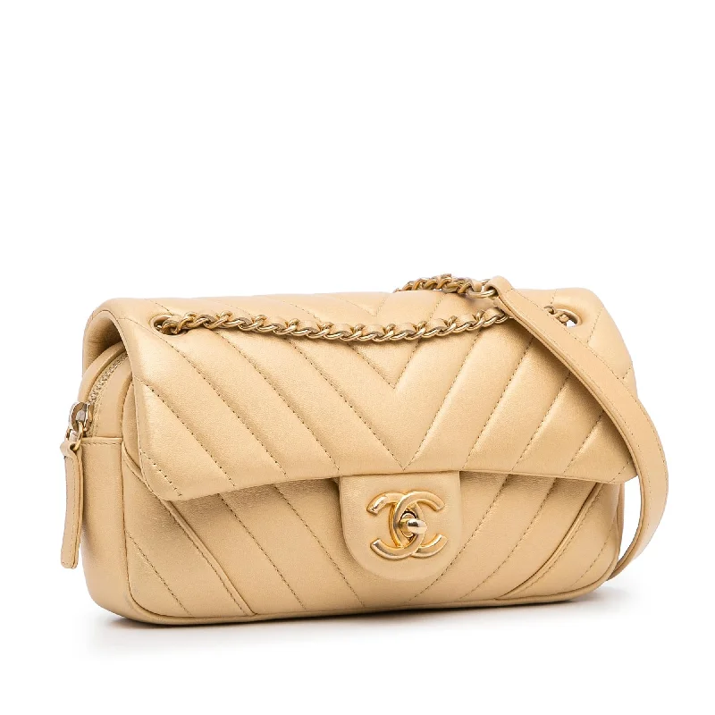 Chanel Quilted Leather Shoulder Bag for FashionistasChanel Mini CC Flap Chevron Leather Crossbody Bag (loW9EK)