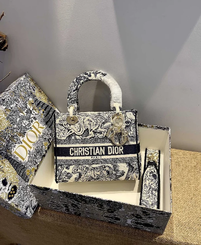 Stylish Christian Dior shoulder bags with a tassel - adorned zipperChristian Dior Medium Lady D Lite Bag